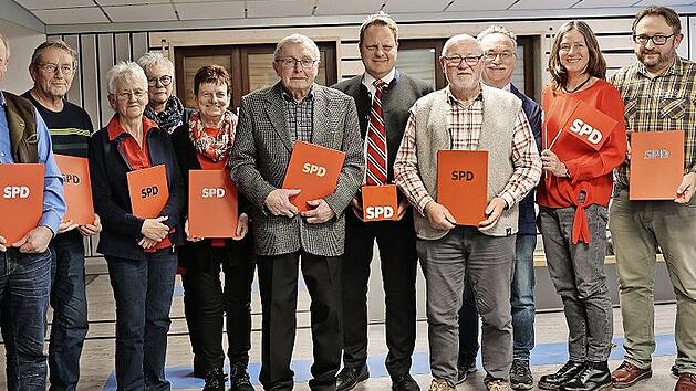 Für ihre Treue zur SPD wurden ausgezeichnet (von links): Richard Ströbel, Alfred Braunersreuther, Heidi Meisel, Karola Eichner, Ursula Hampel und Volker Kreisel, Oberbürgermeister Ingo Lehmann, Hans Werther, Günther Hartmann, Ortsvereinsvorsitzend...