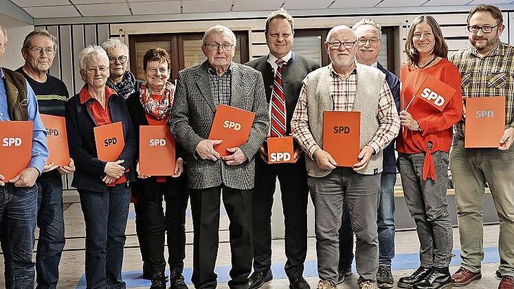 Für ihre Treue zur SPD wurden ausgezeichnet (von links): Richard Ströbel, Alfred Braunersreuther, Heidi Meisel, Karola Eichner, Ursula Hampel und Volker Kreisel, Oberbürgermeister Ingo Lehmann, Hans Werther, Günther Hartmann, Ortsvereinsvorsitzend...