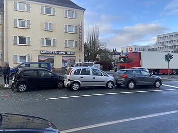 Mehrere Unfälle im Kreis Hof: Massenkarambolage und angefahrener Fußgänger Mehrere Unfälle im Kreis Hof: Massenkarambolage und angefahrener Fußgänger