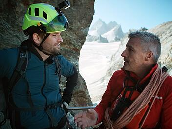 Ungew&ouml;hnlicher Ort f&uuml;r einen Literatur-Plausch: Der Tolkien-Experte Martin S. Monsch (rechts) l&auml;sst sich vom Bergf&uuml;hrer Raphael Richard Orte in der Schweiz zeigen, die auch der Schriftsteller im Jahr 1911 aufgesucht hatte.