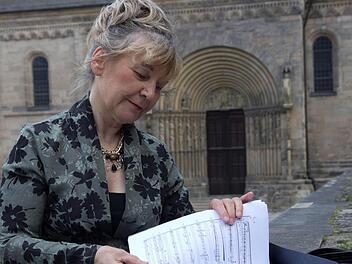 Die Komponistin mit der Partitur ihrer Komposition vor dem Bamberger Dom  Fotos: Michael Gründel