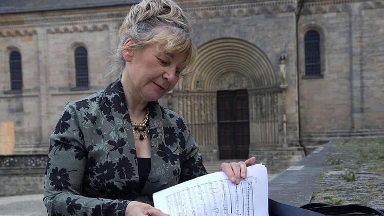 Die Komponistin mit der Partitur ihrer Komposition vor dem Bamberger Dom  Fotos: Michael Gründel