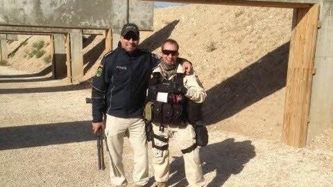 Schießanlage der afghanischen Polizeischüler. Sie bekommen aus Angst vor Anschlägen, so Jörg Braun (links), zunächst keine eigenen Waffen und dürfen nur unter Aufsicht schießen.