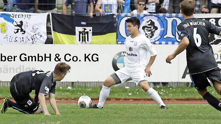 Stadionatmosphäre, wie sie sich die FCE-Fußballer wünschen: Kampf auf dem grünen Rasen, gerne mit internationaler Note (hier mit dem US-Amerikaner David Najem im Bamberger Trikot) und volle Ränge, für die in diesem Fall die Fans des TSV 1860 München II im Gästeblock sorgen.