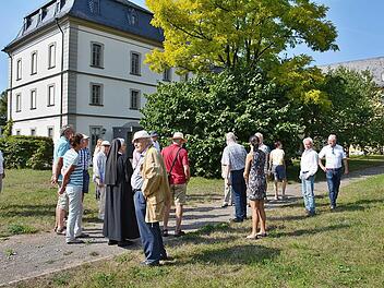 Der Schwesterngarten, für die Öffentlichkeit nicht zugänglich, konnte bei der Führung besichtigt werden. Die Gäste des Tag des offenen Denkmals sahen damit Maria Bildhausen einmal von einer ganz anderen, fast idyllischen Seite. Foto: Hanns Friedrich