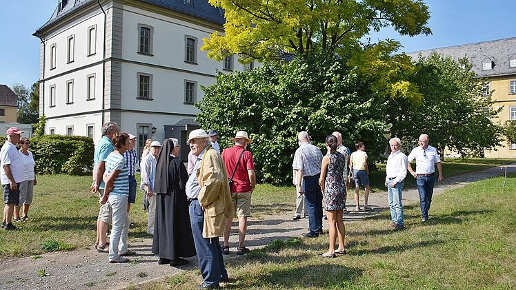 Der Schwesterngarten, für die Öffentlichkeit nicht zugänglich, konnte bei der Führung besichtigt werden. Die Gäste des Tag des offenen Denkmals sahen damit Maria Bildhausen einmal von einer ganz anderen, fast idyllischen Seite. Foto: Hanns Friedrich
