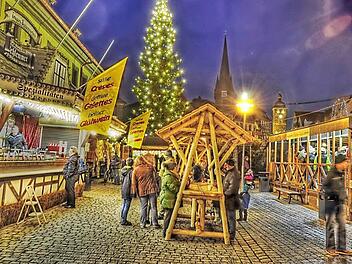 Friedvolle Stimmung auf dem Lichtenfelser Weihnachtsmarkt. Nach dem Anschlag in Berlin wird diskutiert, wie man den Besucher mehr Sicherheit bieten kann. Die Polizei wird mehr Präsenz zeigen. Foto: Harald Koch