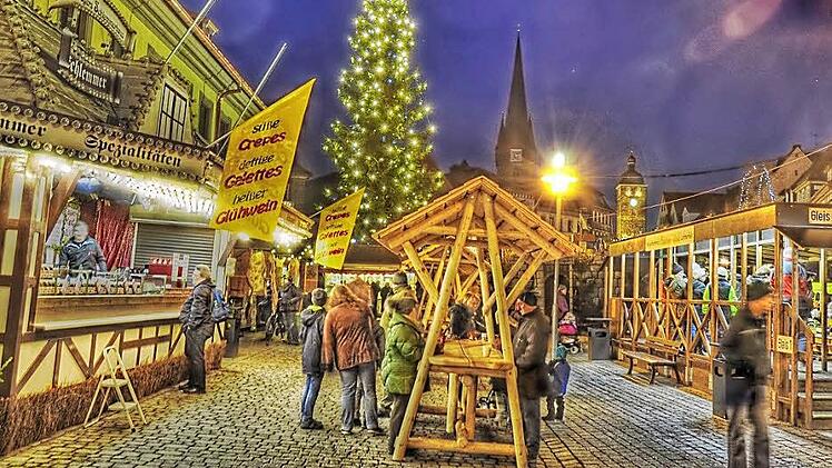Friedvolle Stimmung auf dem Lichtenfelser Weihnachtsmarkt. Nach dem Anschlag in Berlin wird diskutiert, wie man den Besucher mehr Sicherheit bieten kann. Die Polizei wird mehr Präsenz zeigen. Foto: Harald Koch