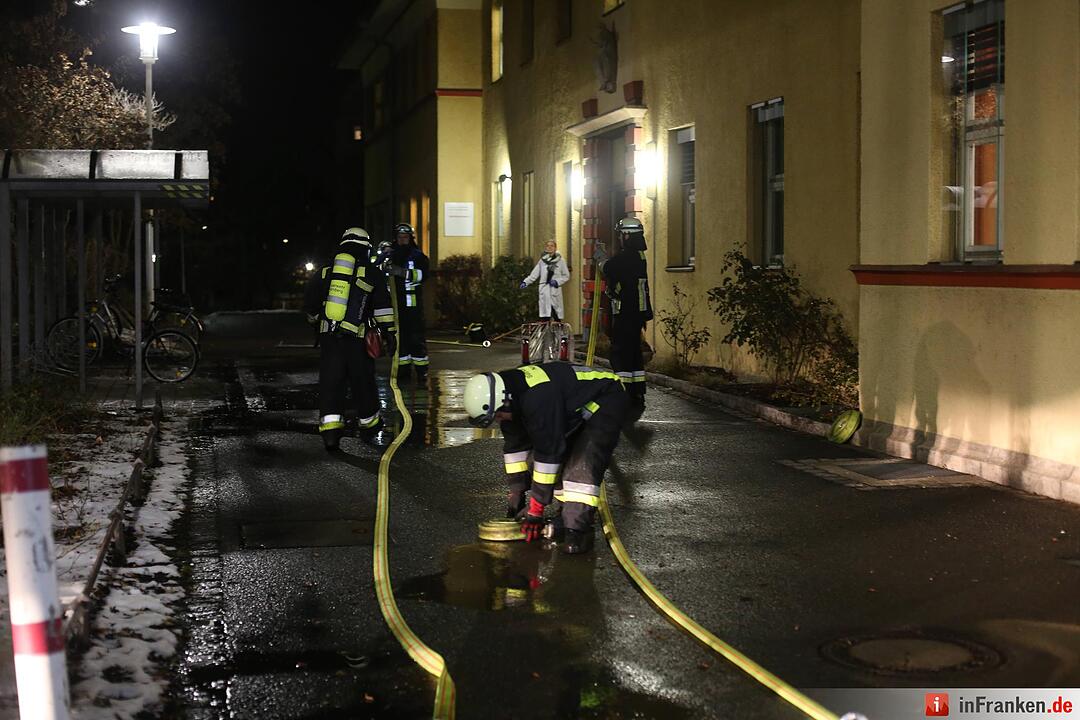 Bett fing im Klinikum Feuer - Großeinsatz der Rettungskräfte in Nürnberg-Nord