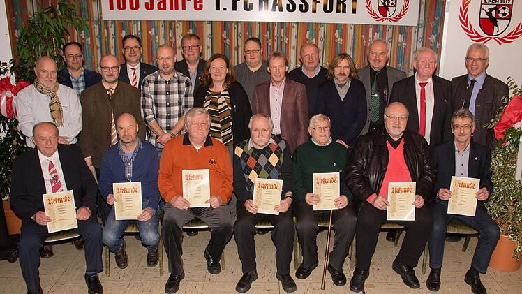 Der 1. FC Haßfurt zeichnete langjährige Mitglieder aus. Im Bild ein Teil der Frauen und Männer, die für 25 Jahre geehrt wurden,.