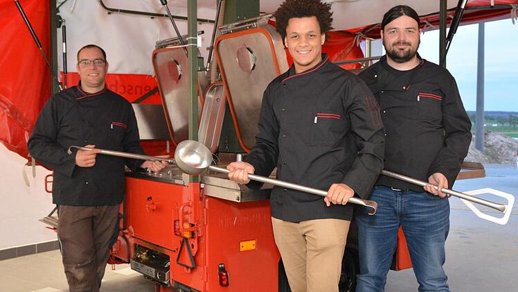 Sebastian Metz , Kevin Kungu und Christian Metz (von links) haben ihre Ausbildung zum Feldkoch absolviert.  Foto: Björn Hein