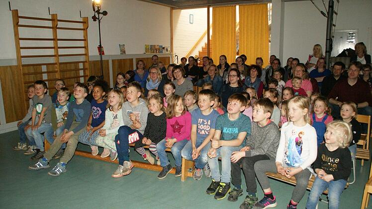 Die Buben und Mädchen aus Oberaurach gingen bei dem Theaterstück mit. Fotos: Sabine Weinbeer