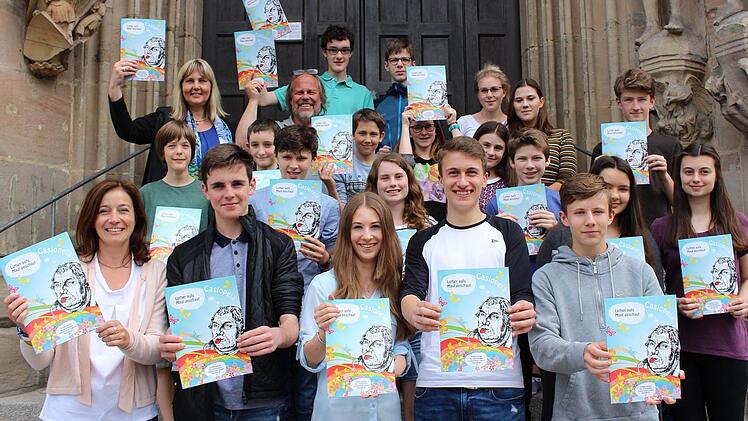 Die Redaktion der Schülerzeitung Casiopeia - mit Bürgermeisterin Birgit Weber (hinten, links) und Stadtmarketing-Koordinator Mick Böhm (hinten, Zweiter von links) - ist stolz auf ihre Sonderausgabe zum Lutherjahr. Foto: Ulrike Nauer