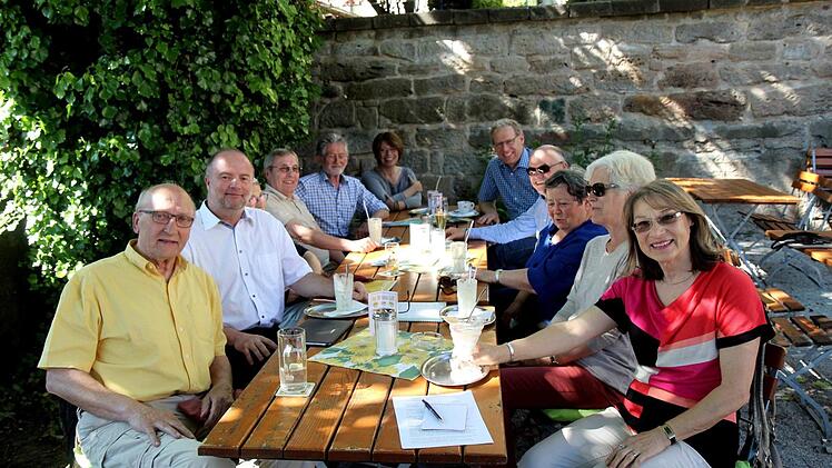 Eine Kaffeepause der Franzosen mit der SPD Herzogenaurach im Cafe Römmelt.