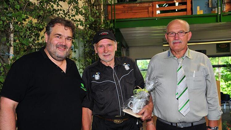 Weil er gleich mit drei historischen Fahrzeugen angereist war, erhielt Christian Baier (Mitte) eine besondere Auszeichnung aus den Händen von Friedbert Weiß (rechts) und Gerhard Reif vom John-Deere-Fanclub. Foto: Stephan Herbert Fuchs