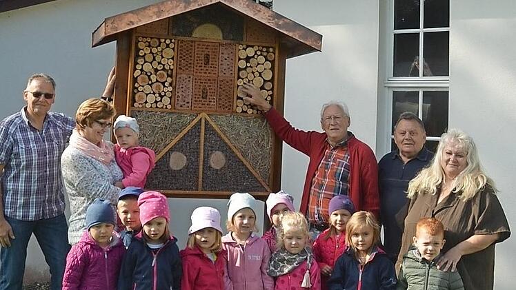 Freude beim Kindergarten Gundelsdorf über das Insektenhotel vom Gartenbauverein. Mit im Bild Stefan Auer, Vorsitzender Gartenbauverein (l.), Kinderpflegerin Ursula Suffner (2. v. l.) und hinten von rechts Kindergartenleiterin Birgit Eisentraudt, Udo Auer (Vorstandsmitglied), Hans Krischok (Kassier und Mitinitiator). Foto: K.- H. Hofmann