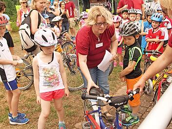 Vorbereitungen zum Radfahren beim "Kinder-Triathlon" Foto: Günther Geiling