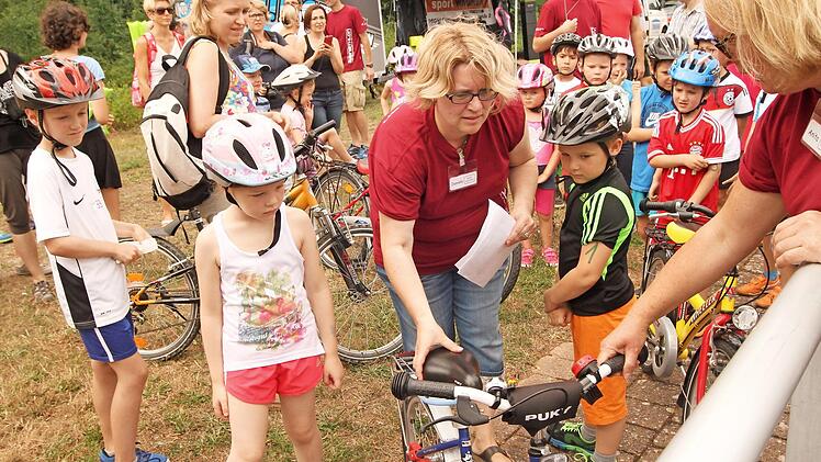 Vorbereitungen zum Radfahren beim "Kinder-Triathlon" Foto: Günther Geiling