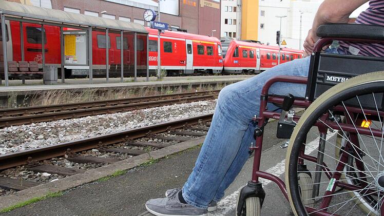Nicht nur Rollstuhlfahrer haben es am nicht barrierefreien Kulmbacher Bahnhof schwer.  Foto: Archiv/Jochen Nützel