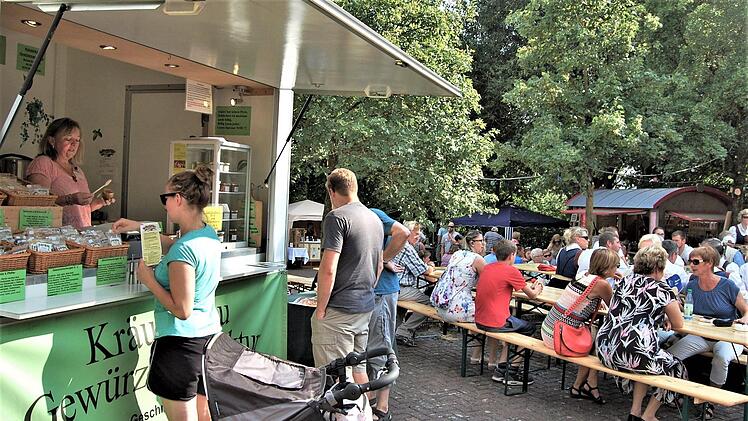 Eine reiche Auswahl heimischer Lebensmittel in bester Qualität konnte man beim Genuss-Openair kaufen und auch gleich vor Ort probieren.Sigismund von Dobschütz