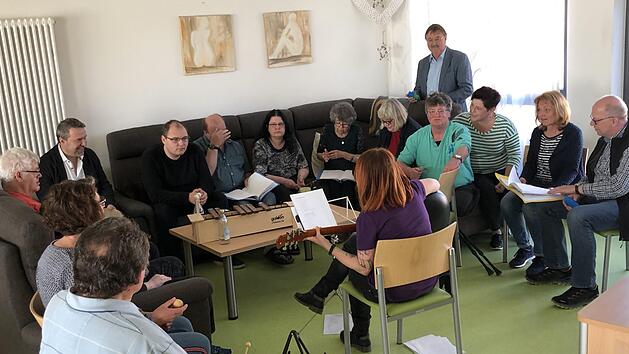 Die Freien W&auml;hler informierten sich im sozialpsychiatrischen Zentrum in Ebern. Mit auf dem Bild sind Pflegedienstleiterin Gaby Genslein und Zentrumsleiterin Karolin Sp&ouml;rl (Zweite und Dritte von rechts). Foto: Ralf Kestel