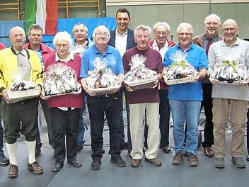 Die teilnehmerstärksten Wandergruppen wurden geehrt (von links): Bernd Brünnecke (FC-Bayern-Fanclub), Heinz Münch (Küps), Klaus Becker (Katschenreuth), Ingrid Reinsch (Wanderverbund Eckernförde-Hamburg-Berlin), Harald Gredlein (Feldbuch), Gerhard Güntner (Kitzingen), TSV-Vorsitzender Jörg Neubauer, Harry Kießling (Schwarzenbach/Saale), Wanderabteilungsleiter Günter Kaim, Uwe Ossmann (Wanderfreunde Weißenbrunn), Bürgermeister Egon Herrmann, Kurt Pohl (Heroldsberg) und stv. Landrat Bernd Steger.