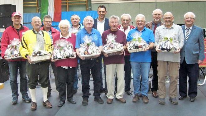 Die teilnehmerstärksten Wandergruppen wurden geehrt (von links): Bernd Brünnecke (FC-Bayern-Fanclub), Heinz Münch (Küps), Klaus Becker (Katschenreuth), Ingrid Reinsch (Wanderverbund Eckernförde-Hamburg-Berlin), Harald Gredlein (Feldbuch), Gerhard Güntner (Kitzingen), TSV-Vorsitzender Jörg Neubauer, Harry Kießling (Schwarzenbach/Saale), Wanderabteilungsleiter Günter Kaim, Uwe Ossmann (Wanderfreunde Weißenbrunn), Bürgermeister Egon Herrmann, Kurt Pohl (Heroldsberg) und stv. Landrat Bernd Steger.