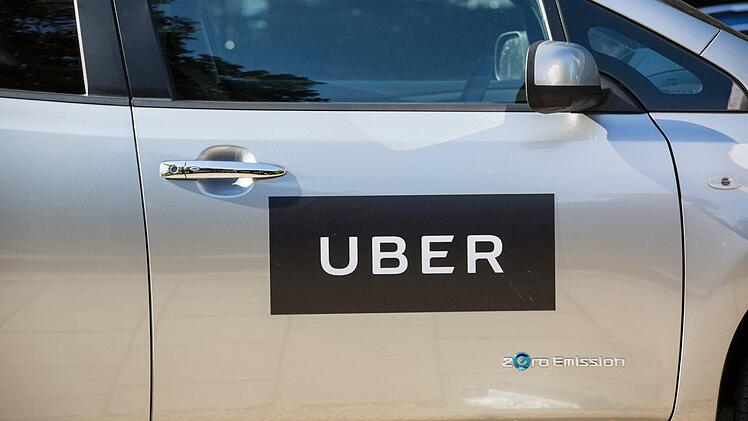 "Uber" verliert seine Fahrdienst-Vermittler-Lizenz in London (UK). Foto: Laura Dale/dpa/AP