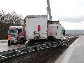 Zur Bergung des Lkw musste ein Kran anrücken. Foto: Ralf Ruppert