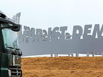 Bleibt im Gespräch: das Kunstwerk auf dem Kersbacher Kreisverkehr.  Foto: Barbara Herbst
