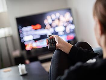 Personen, die viel fernsehen, gelten laut Studie als langweilig.