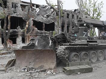 Ein Militärfahrzeug steht im Stahlwerk Azovstal. Am 20. Mai haben sich dort die letzten ukrainischen Soldaten ergeben. Das Werk befindet sich in Mariupol, der Stadt, die jetzt unter russischer Kontrolle ist.