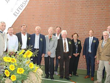 Kreisobmann Peter Hart ehrte (von links) Alfred Wolz, Albrecht Leurer, Manfred Lutz, Oliver Niebusch, Elmar Wahler, Richard Müller (alle 25 Jahre ), daneben Karin Renner und Bürgermeister Johannes Krumm sowie Herbert Sitzmann (40 Jahre)  aus. Ganz...
