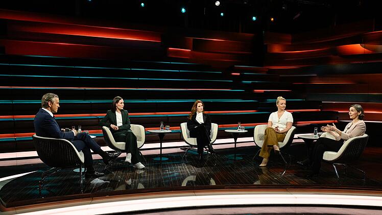 Markus Lanz (links) diskutierte am Donnerstagabend mit Strategieberaterin Sanna Marin (zweite von links), Politologin Florence Gaub (Mitte), ARD-Korrespondentin Susanne Petersohn (zweite von rechts) und Mili&auml;rexpertin Claudia Major.