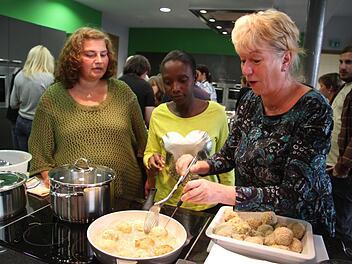 Gedämpftes Gemüse, schmackhafte und äußerst ungewöhnliche Soßen, aber auch Rindfleisch bereitete Halimatou Camara (Mitte) zu. Andrea Boujjia (links) und Sylvia Krug waren begeistert. Fotos: Sonja Adam