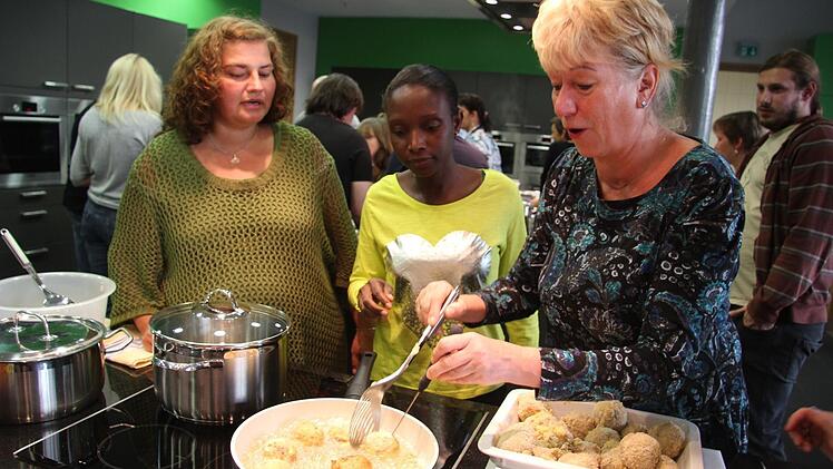 Gedämpftes Gemüse, schmackhafte und äußerst ungewöhnliche Soßen, aber auch Rindfleisch bereitete Halimatou Camara (Mitte) zu. Andrea Boujjia (links) und Sylvia Krug waren begeistert. Fotos: Sonja Adam