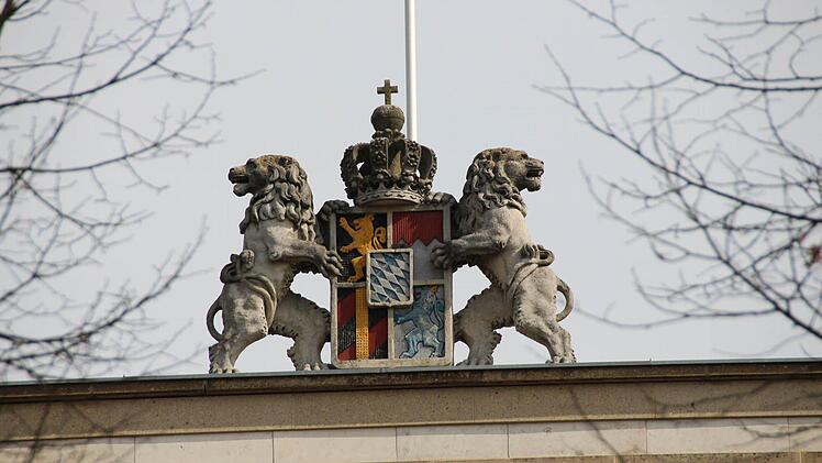 Bayerische Löwen und das Königswappen sollten zeigen, wer "Herr im Hause" im Bad Kissinger Kurhaushotel war Foto: Mäuser