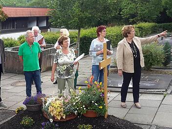 "Da oben geht`s noch weiter". Bürgermeisterin Brigitte Meyerdierks (rechts) erläutert der Bewertungskommission beim Rundgang die Besonderheiten des Bad Brückenauer Waldfriedhofs an der Leimbachstraße. Foto: Rolf Pralle