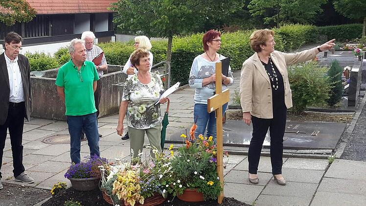"Da oben geht`s noch weiter". Bürgermeisterin Brigitte Meyerdierks (rechts) erläutert der Bewertungskommission beim Rundgang die Besonderheiten des Bad Brückenauer Waldfriedhofs an der Leimbachstraße. Foto: Rolf Pralle
