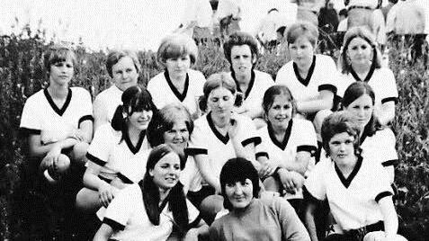 1970: Eine Fußball-Damenmannschaft ist noch etwas Außergewöhnliches, in Rottershausen gang und gäbe. Foto: FC Einigkeit Rottershausen/Geiger