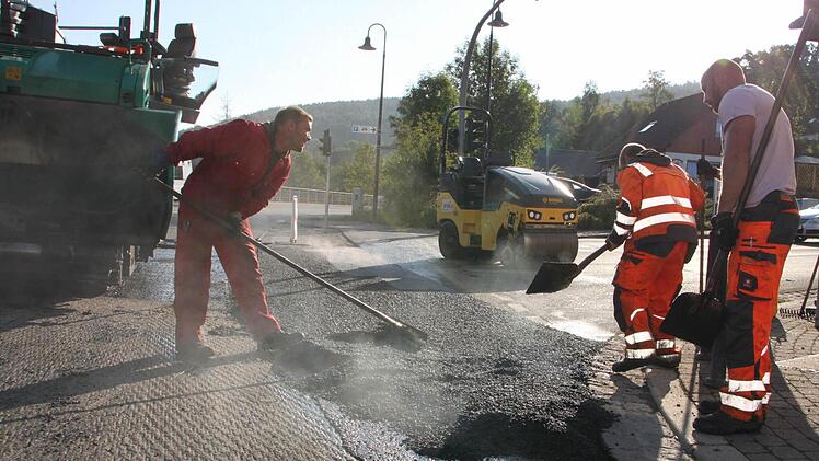 Asphaltierungsarbeiten am Deutschen Haus: Kleinere Teilstücke erledigen die Bauarbeiter in Handarbeit. Foto: Ulrike Müller