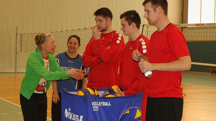 Sportlehrerin Gudrun Gasiew freute sich mit Julia Rippstein und den Bundesliga-Volleyballern Peta Mircea, Tobias Werner sowie Kapitän Sebastian Richter (von links) über die Volleyball-Demonstration.