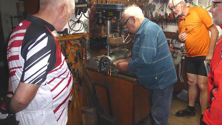 Fahrradreparatur in einer guten Hinterhofwerkstatt