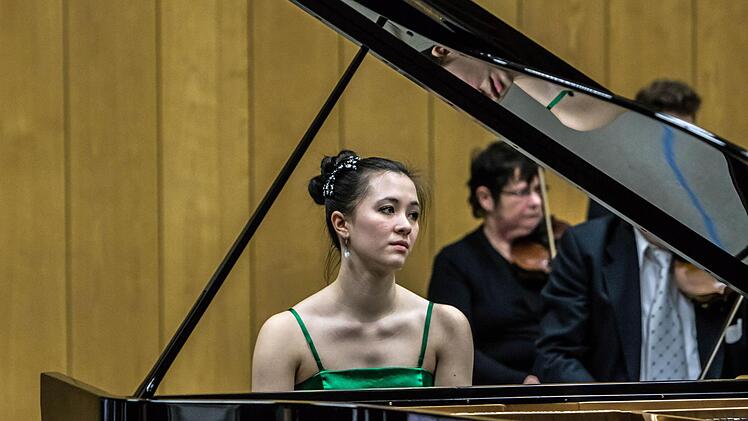 Nina Scheidmantel als Solistin bei einem Sinfoniekonzert mit dem Orchester der Gesellschaft der Musikfreunde Neustadt im März 2016.Foto: Jochen Berger