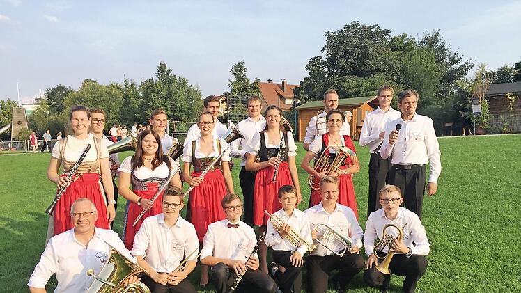 Der "Büddl Express" in seinem neuen Outfit anlässlich des Konzertes auf der Seebühne Foto: Heike Schülein