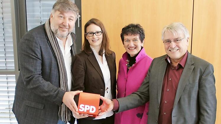 Das Kandidatentrio der Bamberger SPD f&uuml;r die anstehenden Wahlen (von links): Klaus Stieringer (Bezirkstagskandidat), Miriam M&uuml;ller (Landtagskandidatin/Zweitstimme), Inge Aures (Vizepr&auml;sidentin des Bayerischen Landtags), Heinz Kuntke (Landtagskandidat/Erstimme) Foto: privat