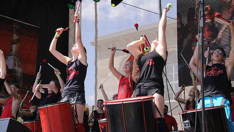 Samba-Festival 2018 in Coburg: Die Gruppe Como Vento aus Altenburg lieferte am Samstagnachmittag eine tolle Show auf der Hauptbühne am Schlossplatz. Oliver Schmidt