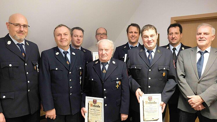 Urkundenübergabe: Florian Hluchy, Lothar Haas, Peter Gärtner, Detlef Selbert und Bürgermeister Jürgen Karle (vorne von links) sowie Sven Reinisch, Daniel Görke, Stefan Knüttel und Oliver Lukaschewitsch (hinten von links). Foto: Gerd Schaar