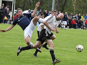 Westheims Spielertrainer David Böhm (links) versucht, vor Christopher Dünisch und Holger Wieschal (beide TSV Steinach) an den Ball zu kommen. Foto: Hopf