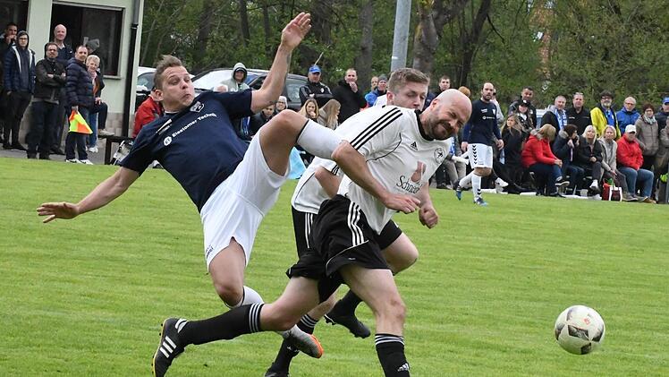 Westheims Spielertrainer David Böhm (links) versucht, vor Christopher Dünisch und Holger Wieschal (beide TSV Steinach) an den Ball zu kommen. Foto: Hopf